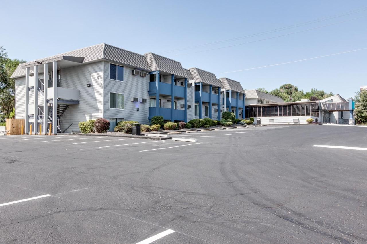 Days Inn & Suites By Wyndham Spokane Exterior photo