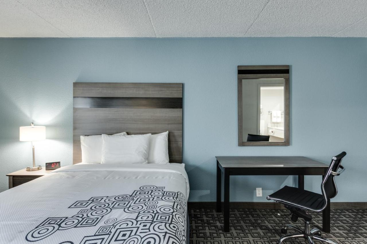 Days Inn & Suites By Wyndham Spokane Exterior photo