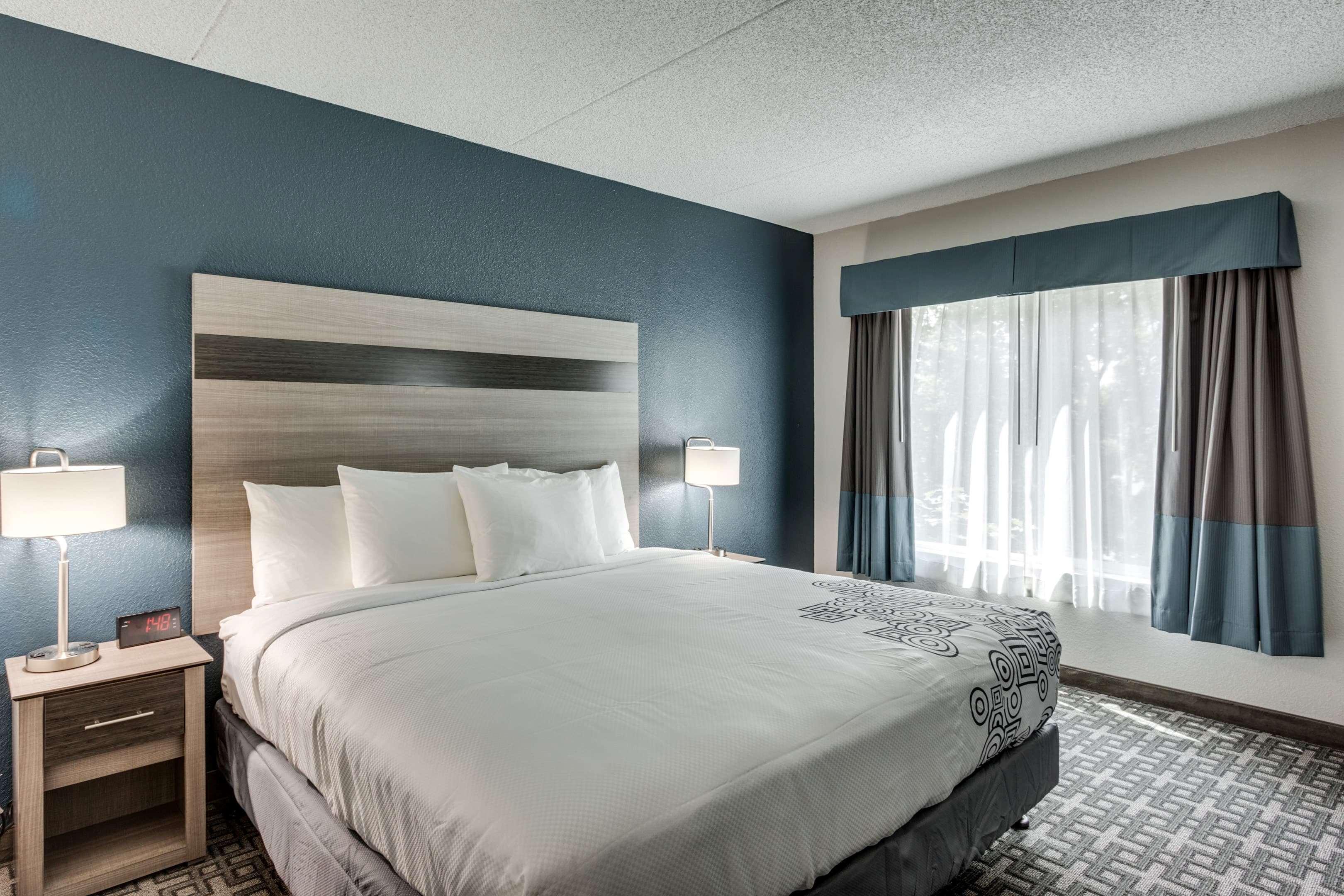 Days Inn & Suites By Wyndham Spokane Exterior photo