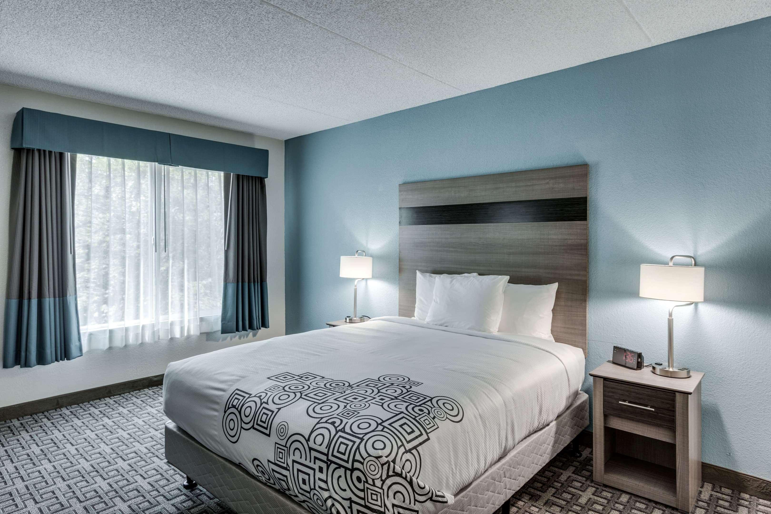 Days Inn & Suites By Wyndham Spokane Exterior photo
