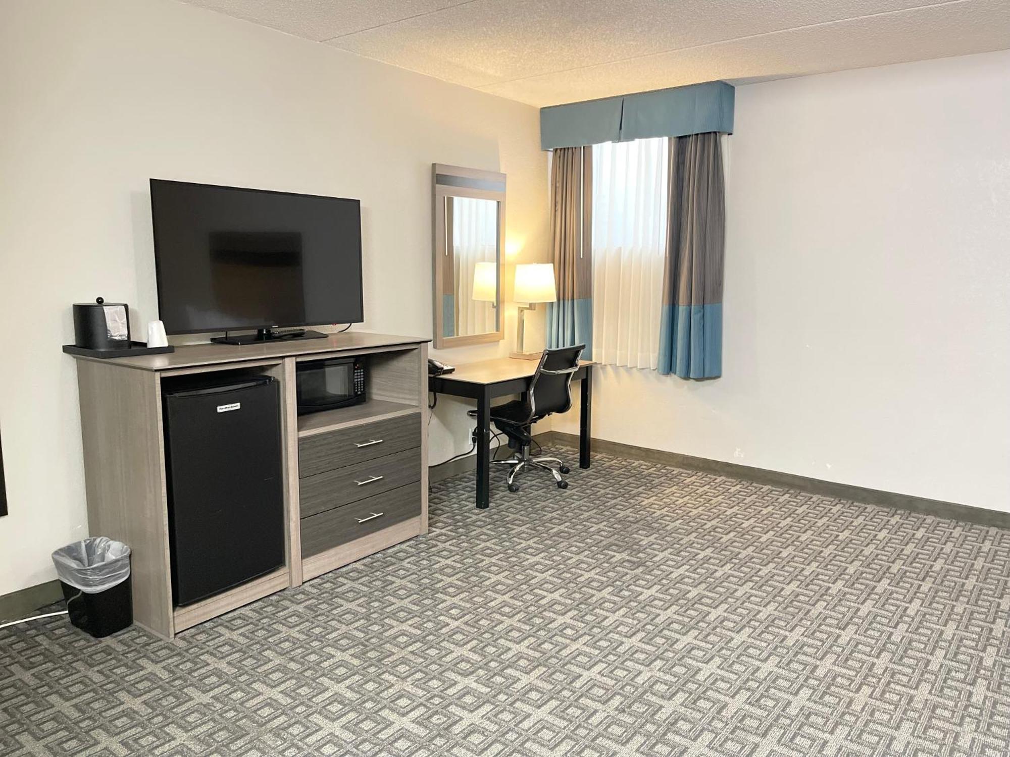 Days Inn & Suites By Wyndham Spokane Exterior photo
