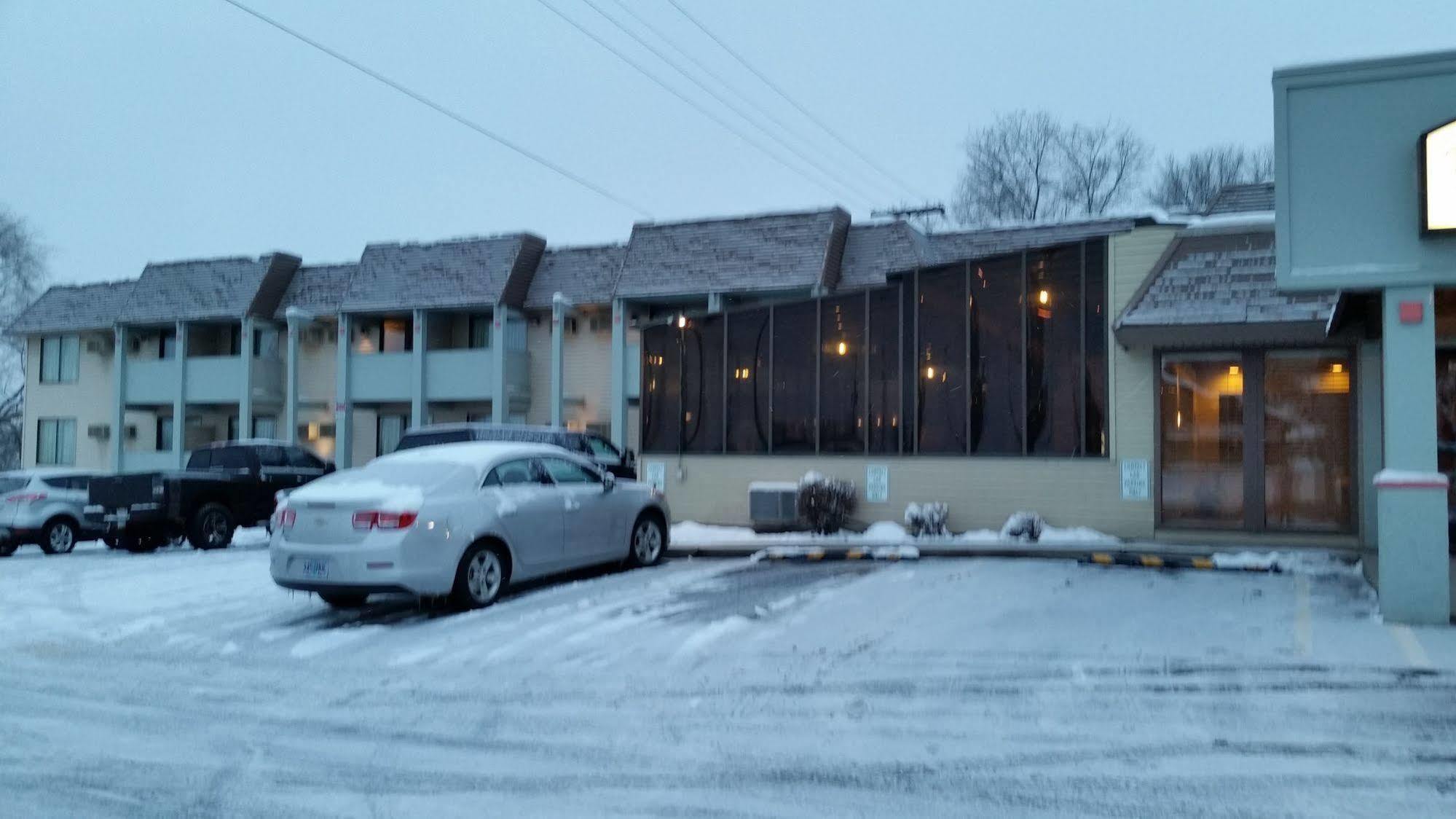 Days Inn & Suites By Wyndham Spokane Exterior photo
